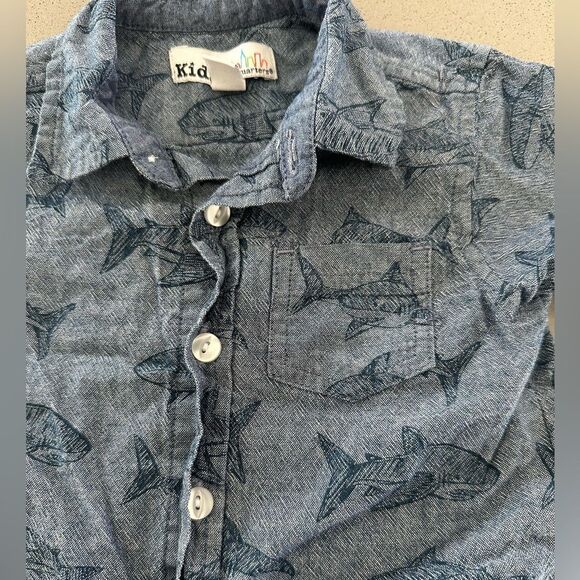 Set of two baby boy short sleeve button down shirts size 6-9 & 12 months - Picture 7 of 8